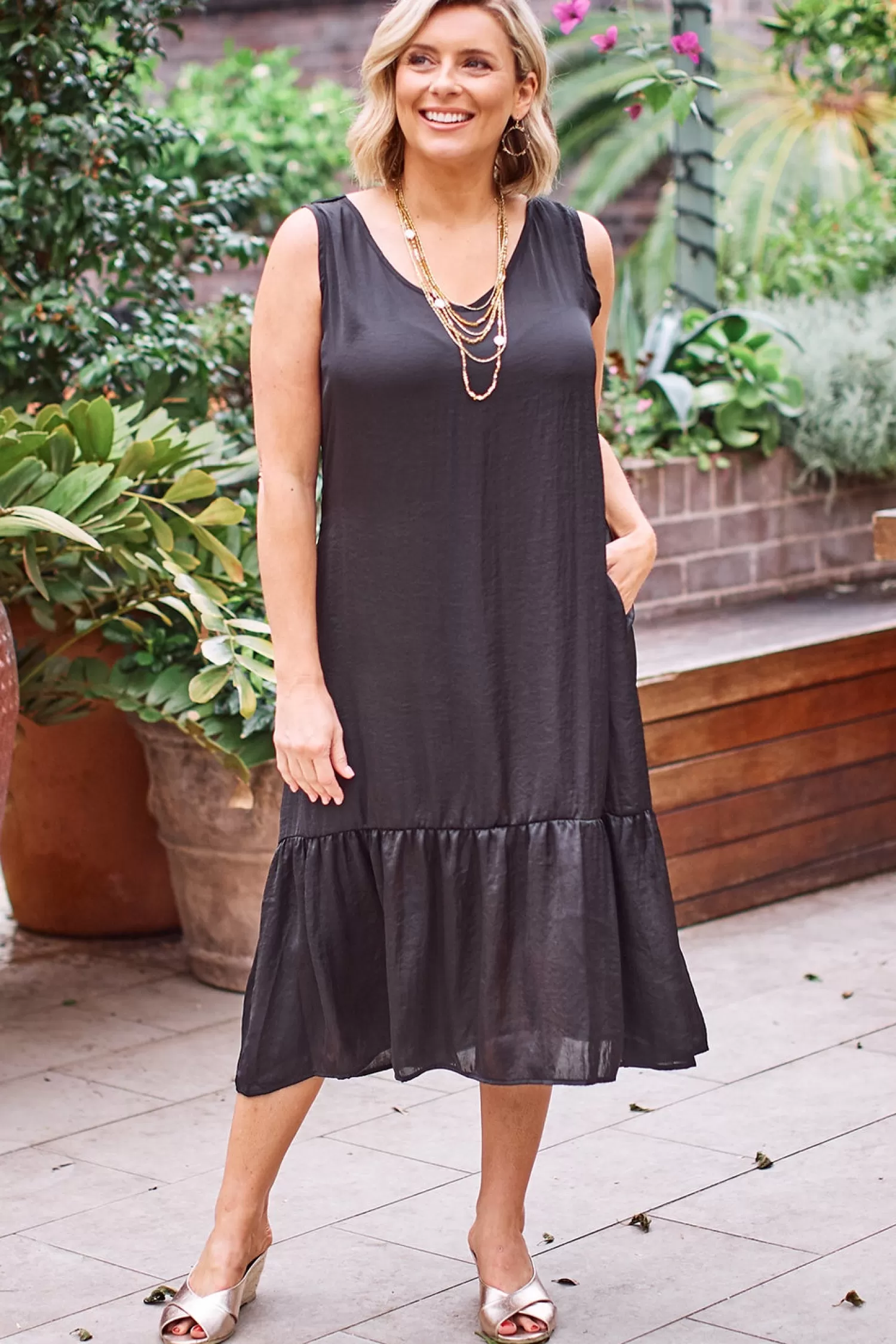 Store Zoe V-Neck Dress Black Short Sleeve